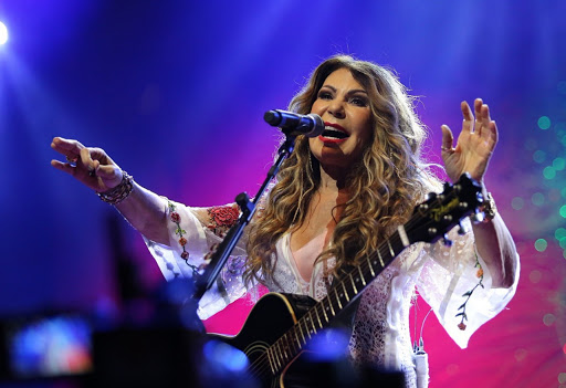 Elba Ramalho testa positivo pra Covid e cancela shows