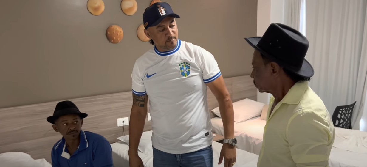 Tiringa fica revoltado e repreende filho durante pegadinha sobre compra de voto; confira o vídeo