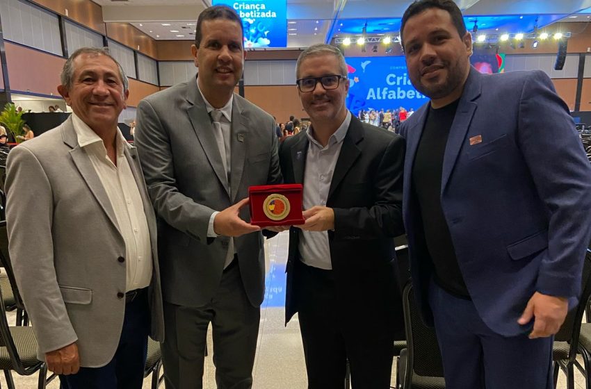 Saloá recebe Selo Ouro de Alfabetização em reconhecimento ao compromisso com a educação