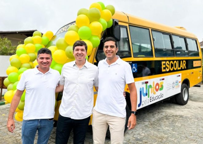 Joãozinho Tenório entrega novo ônibus escolar e reforça educação em São Joaquim do Monte